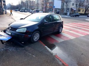 Accident în Alexandria!  O mașină a dărâmat semaforul Stiri Totalimpact Teleorman