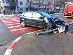 Accident în Alexandria!  O mașină a dărâmat semaforul Stiri Totalimpact Teleorman